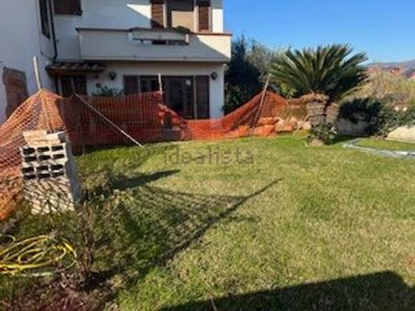 casa indipendente in vendita a Montale in zona Stazione