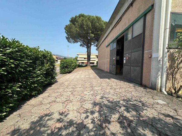 ufficio in vendita a Montale in zona Stazione