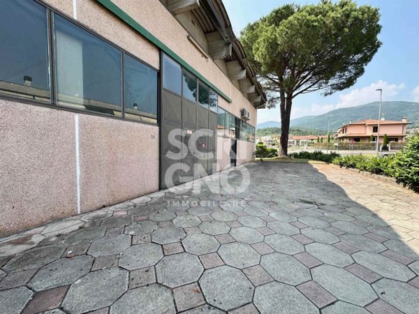 ufficio in vendita a Montale in zona Stazione