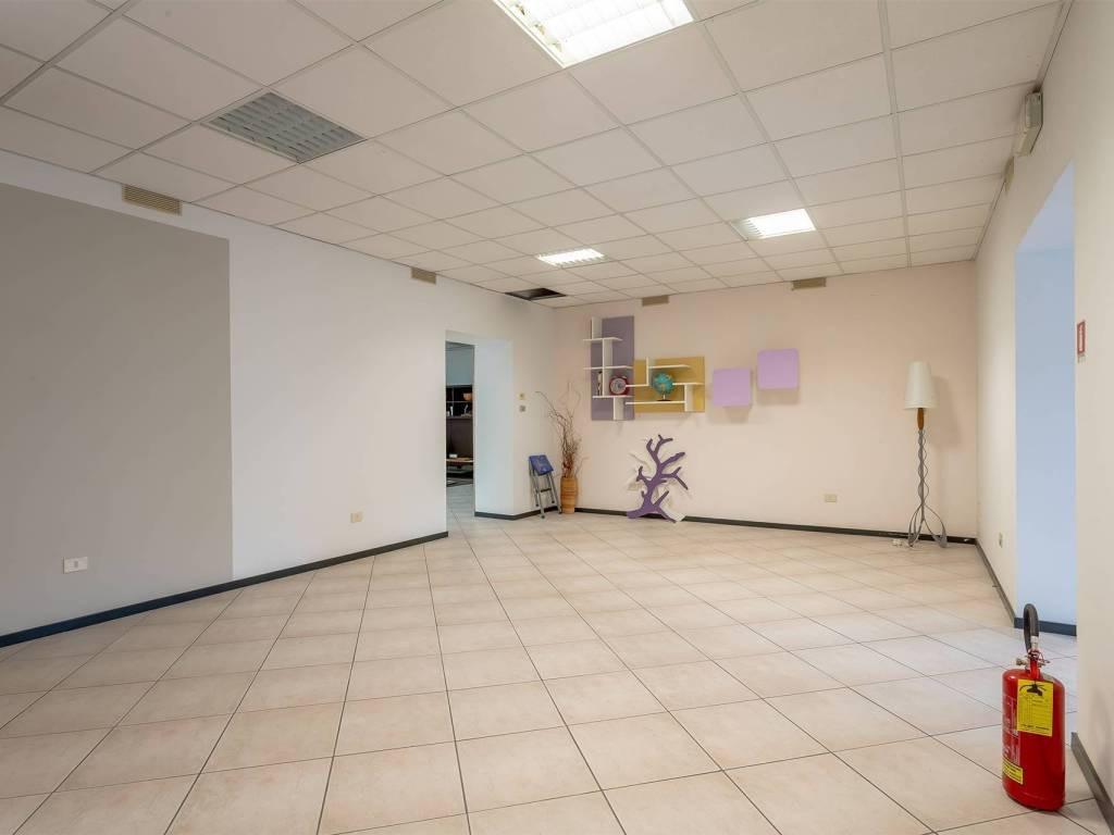 locale commerciale in vendita a Montale in zona Stazione