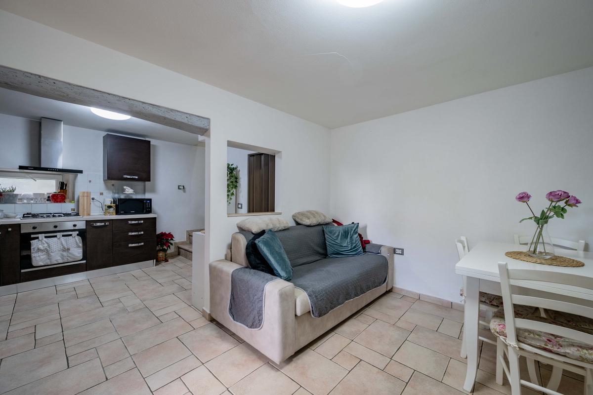 casa indipendente in vendita a Montale in zona Stazione