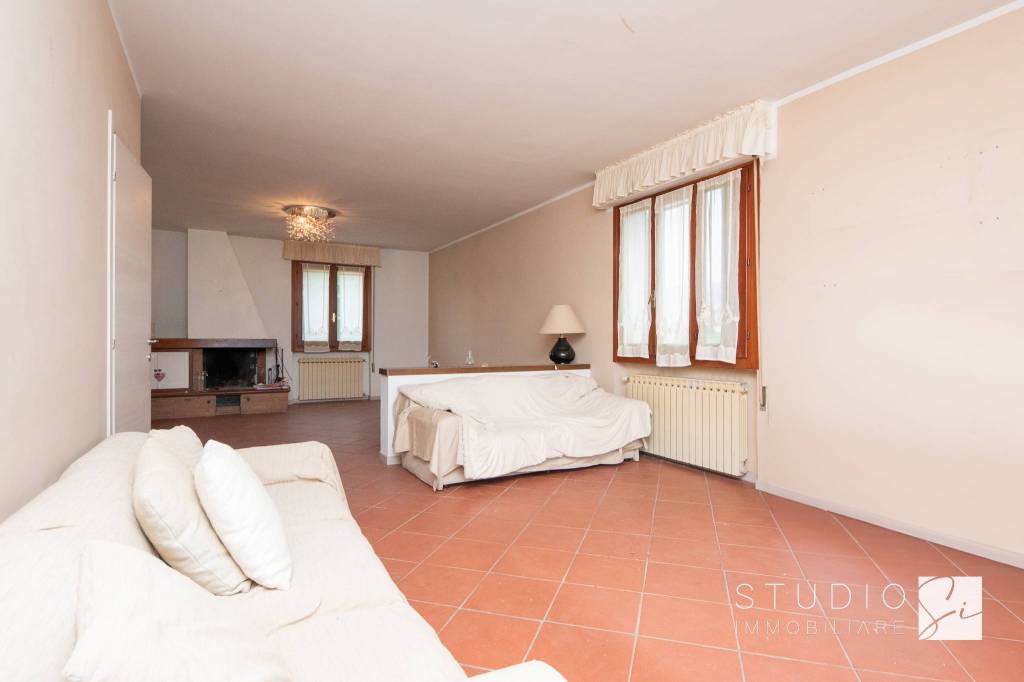 casa indipendente in vendita a Montale in zona Stazione