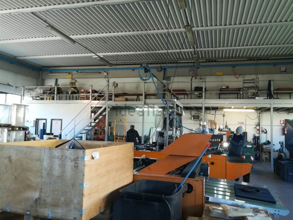 locale commerciale in vendita a Montale