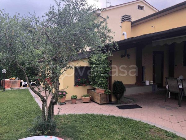 casa indipendente in vendita a Montale in zona Stazione