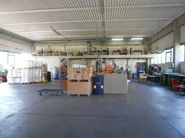 capannone in vendita a Montale