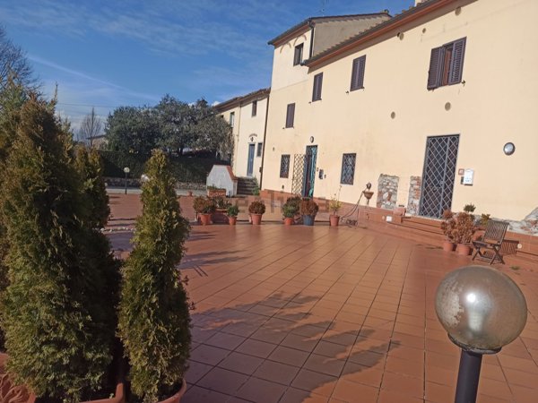 esavano in vendita a Montale