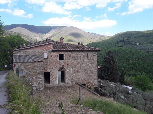 casale in vendita a Montale in zona Tobbiana