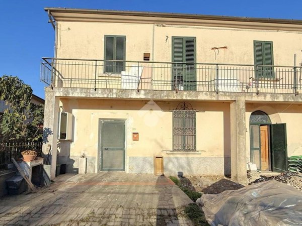 casa indipendente in vendita a Montale in zona Stazione