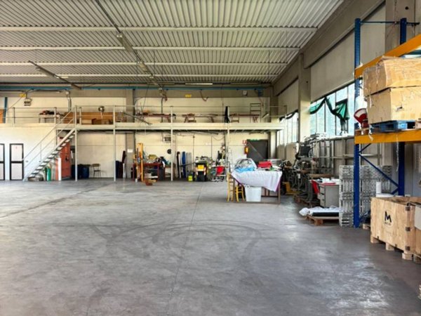 locale commerciale in vendita a Montale