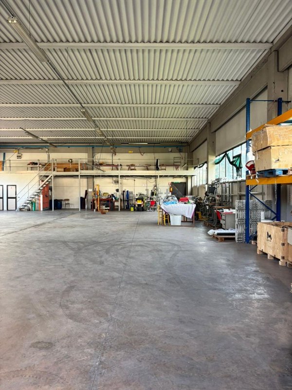 locale commerciale in vendita a Montale