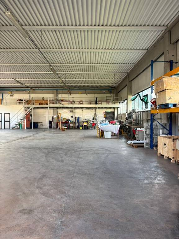 locale commerciale in vendita a Montale