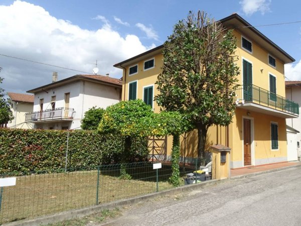 casa indipendente in vendita a Montale in zona Stazione