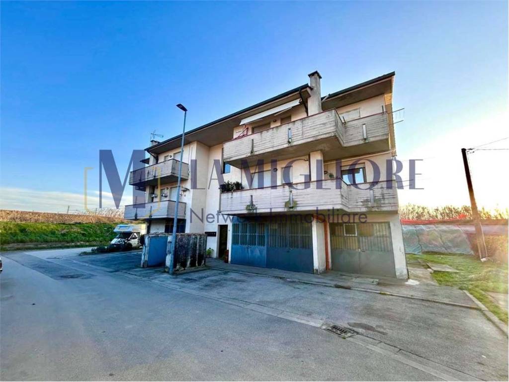 appartamento in vendita a Montale in zona Stazione