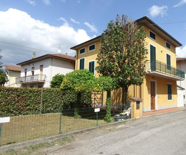 casa indipendente in vendita a Montale in zona Stazione