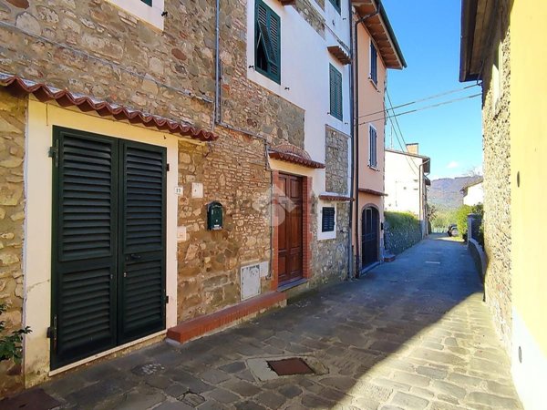 casa indipendente in vendita a Montecatini-Terme in zona Montecatini Alto