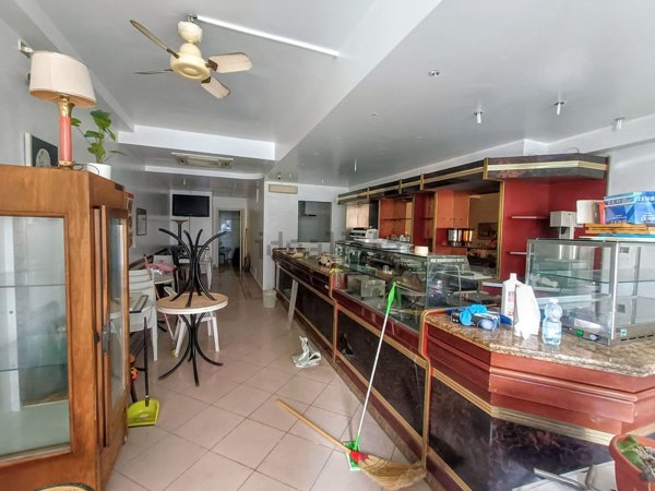 locale commerciale in vendita a Montecatini-Terme