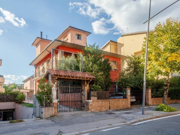 casa indipendente in vendita a Montecatini-Terme in zona Montecatini Alto