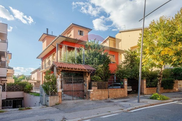 casa indipendente in vendita a Montecatini-Terme in zona Montecatini Alto