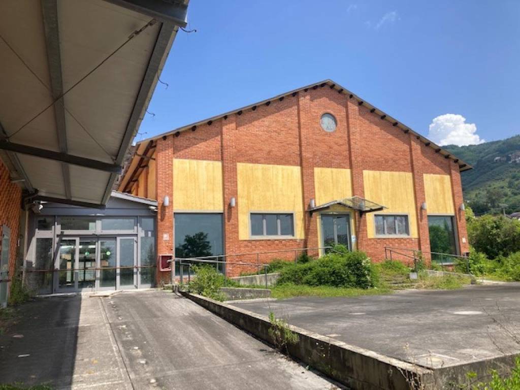 locale commerciale in vendita a Pescia
