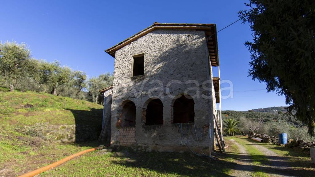 casa indipendente in vendita a Pescia