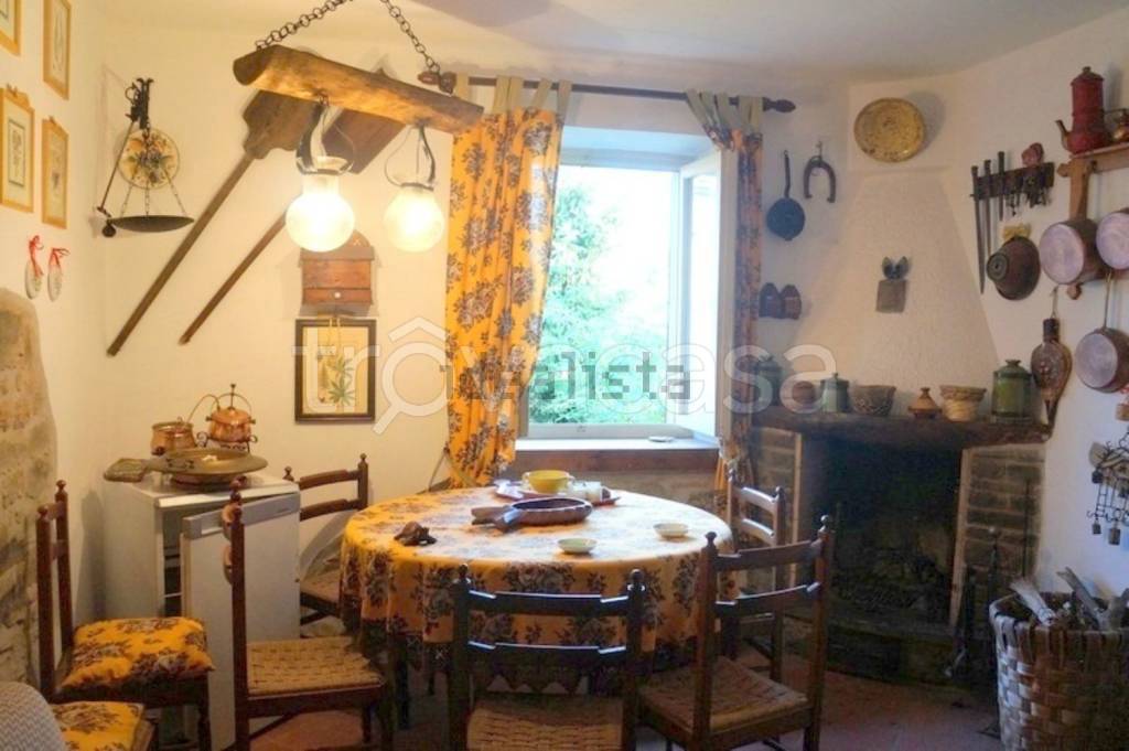 casa indipendente in vendita a Pescia in zona Medicina