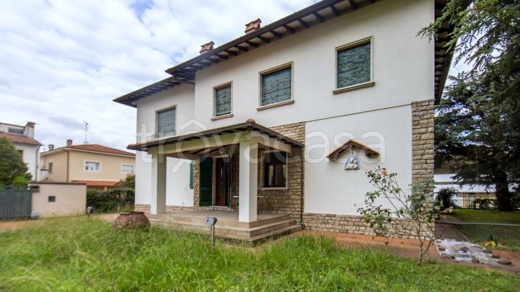 casa indipendente in vendita a Pescia