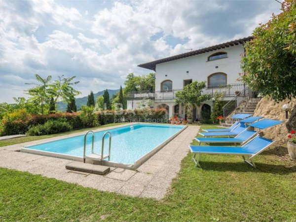 casa indipendente in vendita a Pescia