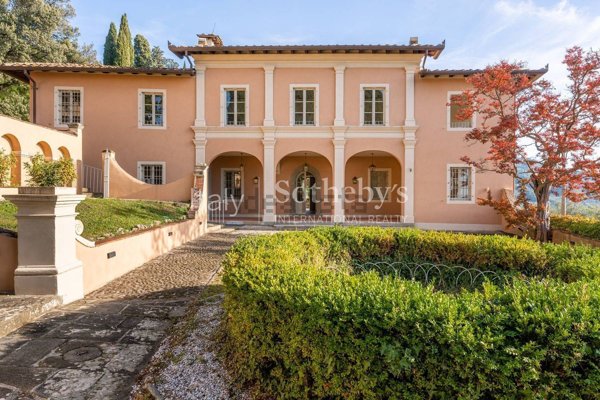 casa indipendente in vendita a Pescia