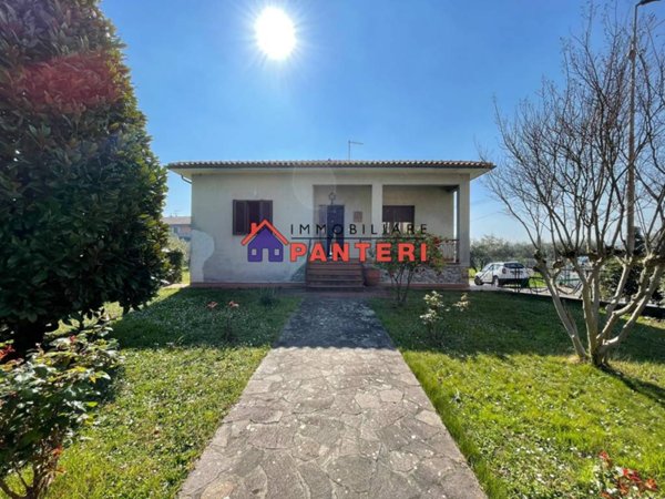casa indipendente in vendita a Pescia