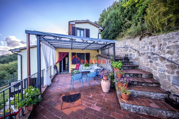 casa indipendente in vendita a Pescia
