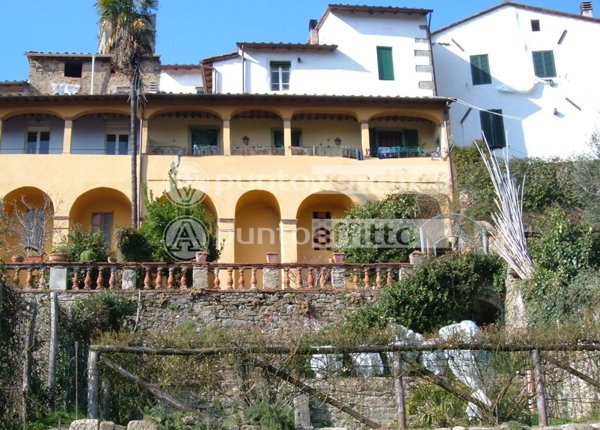casa indipendente in vendita a Pescia