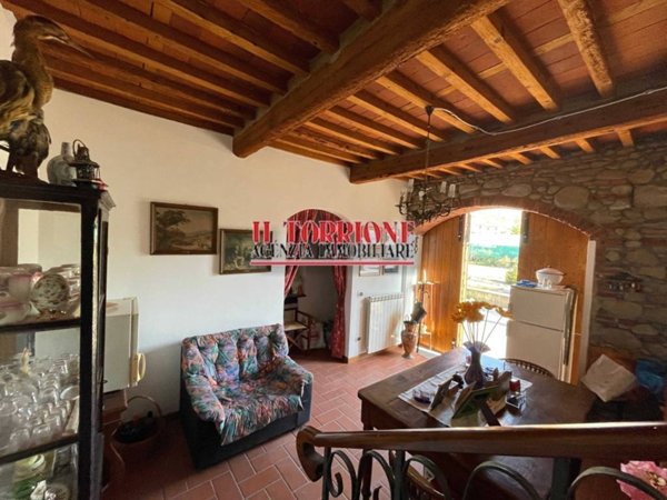 casa indipendente in vendita a Pescia