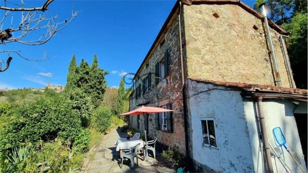 casa indipendente in vendita a Pescia in zona Pietrabuona