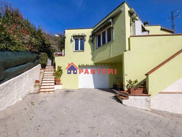 casa indipendente in vendita a Pescia