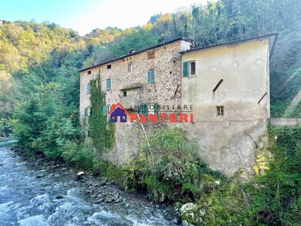 casa indipendente in vendita a Pescia in zona Sorana