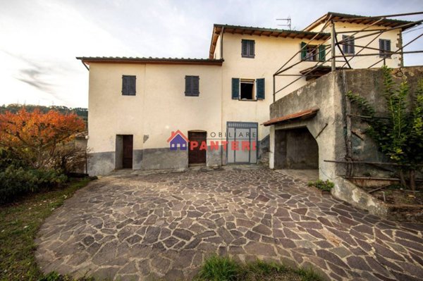 casa indipendente in vendita a Pescia