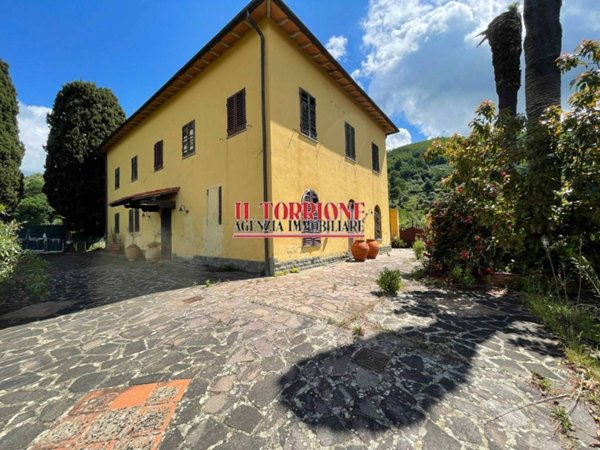 casa indipendente in vendita a Pescia