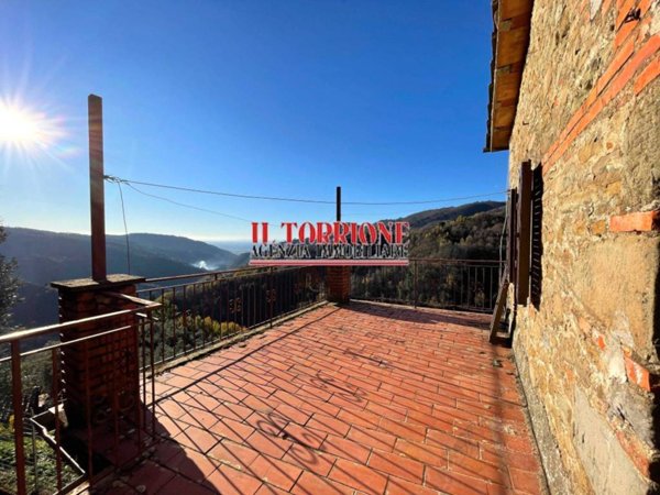 casa indipendente in vendita a Pescia