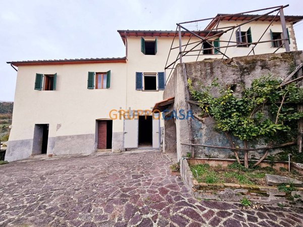 casa indipendente in vendita a Pescia