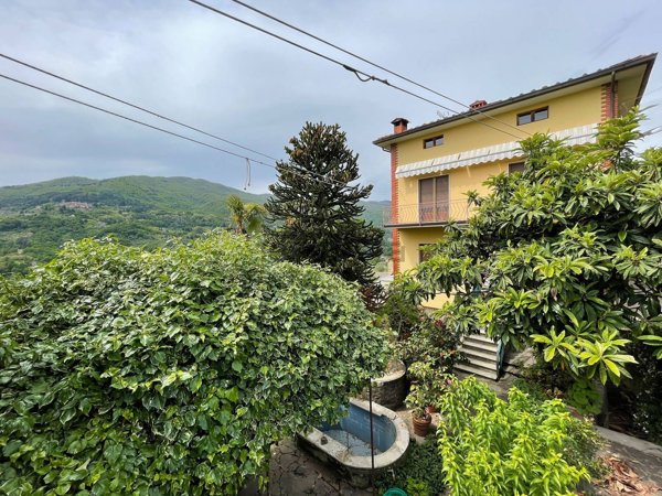 casa indipendente in vendita a Pescia