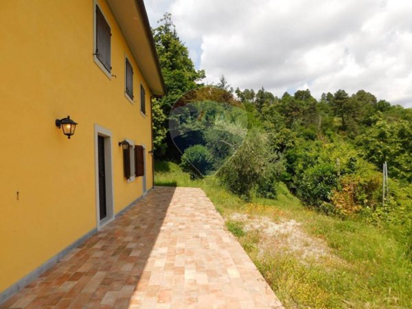 casa indipendente in vendita a Pescia in zona Fibbialla