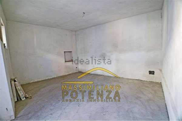 locale di sgombero in vendita a Pescia