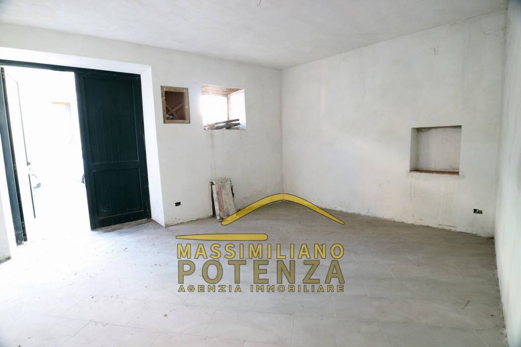 locale di sgombero in vendita a Pescia