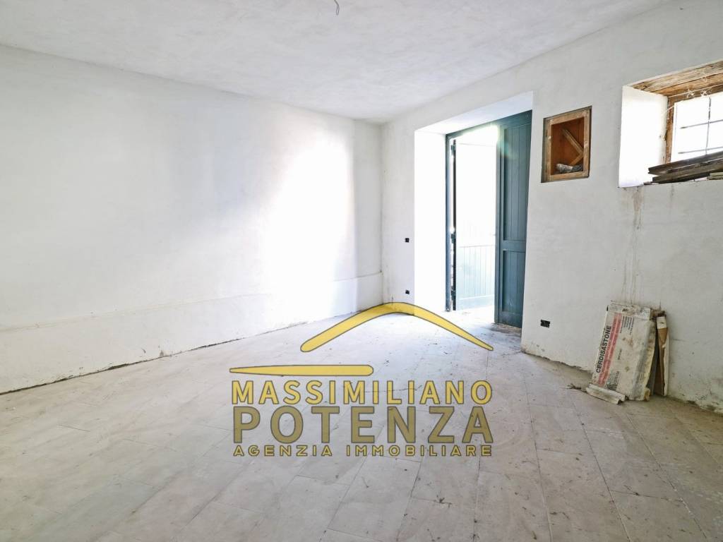 locale di sgombero in vendita a Pescia