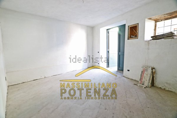 locale di sgombero in vendita a Pescia