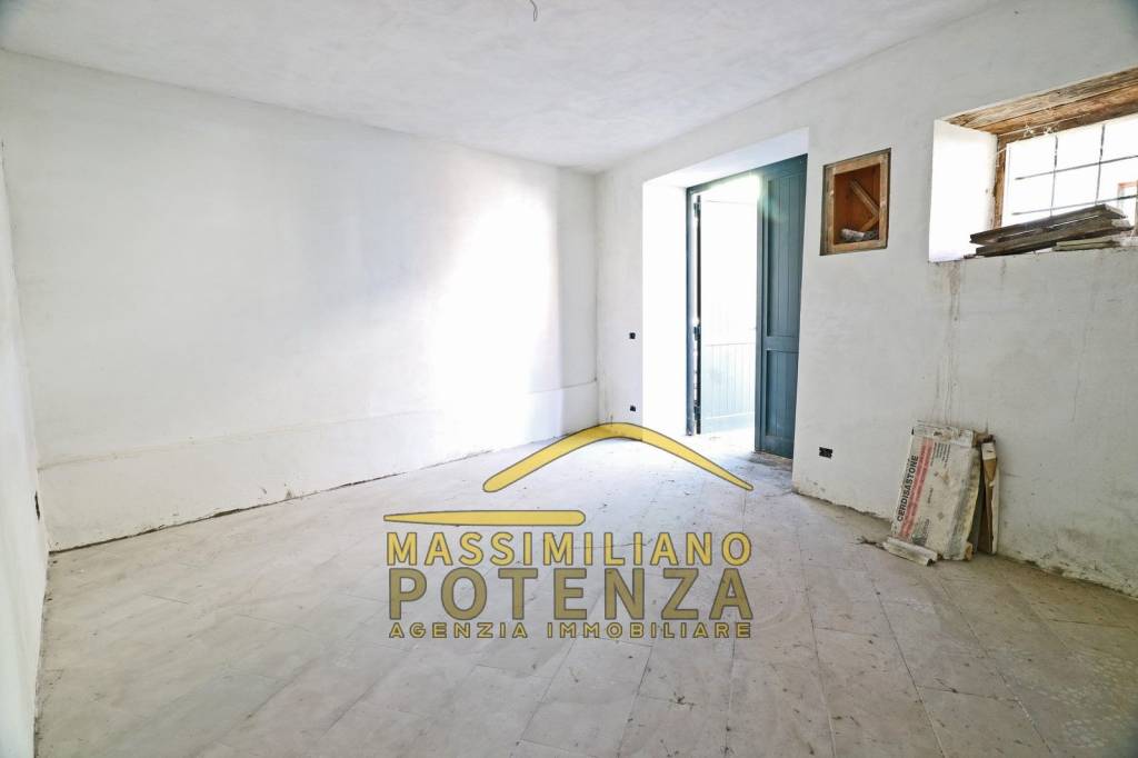 locale di sgombero in vendita a Pescia