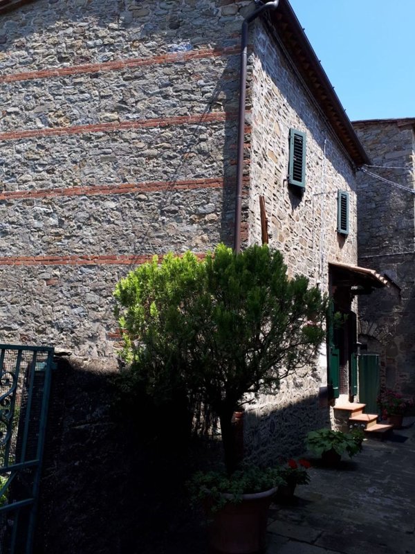 casa indipendente in vendita a Pescia in zona Sorana