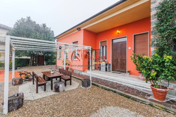 casa indipendente in vendita a Pescia in zona Aramo