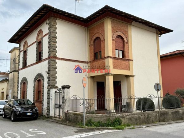casa indipendente in vendita a Pescia