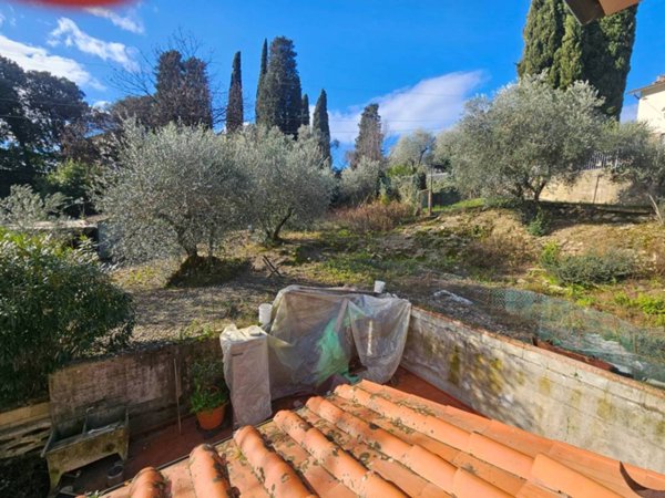 casa indipendente in vendita a Pescia